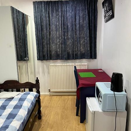 Comfortable Single Bedroom With Free On Site Parking Kingston upon Thames  Bagian luar foto