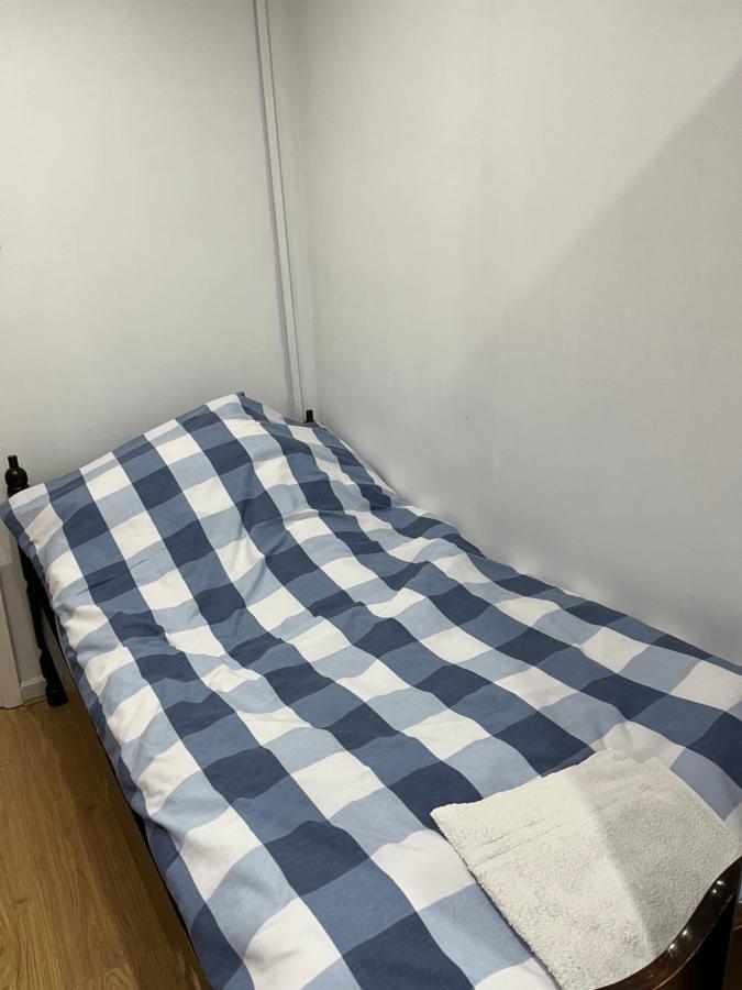 Comfortable Single Bedroom With Free On Site Parking Kingston upon Thames  Bagian luar foto